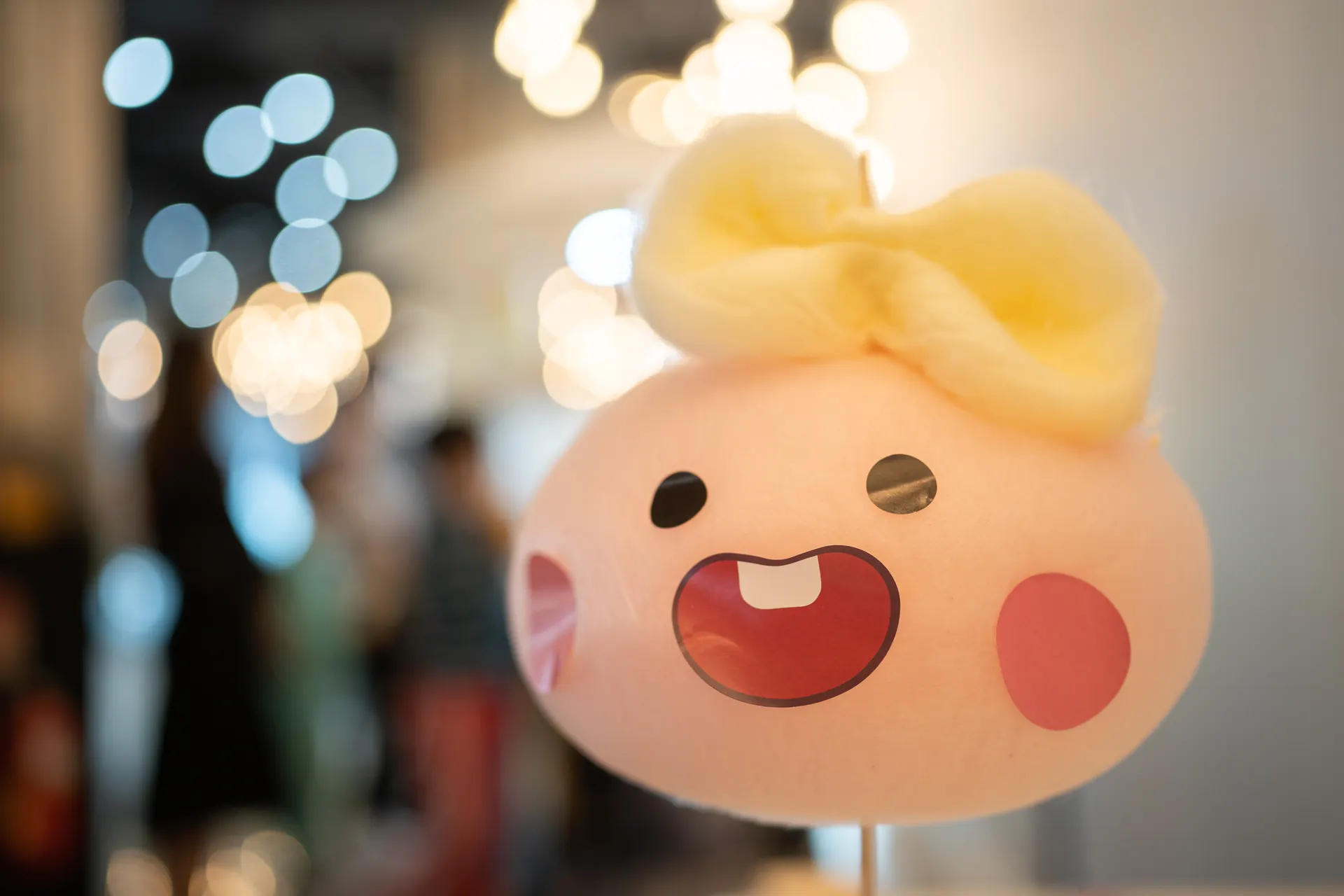 조명 아래 클로즈업된 캐릭터 솜사탕