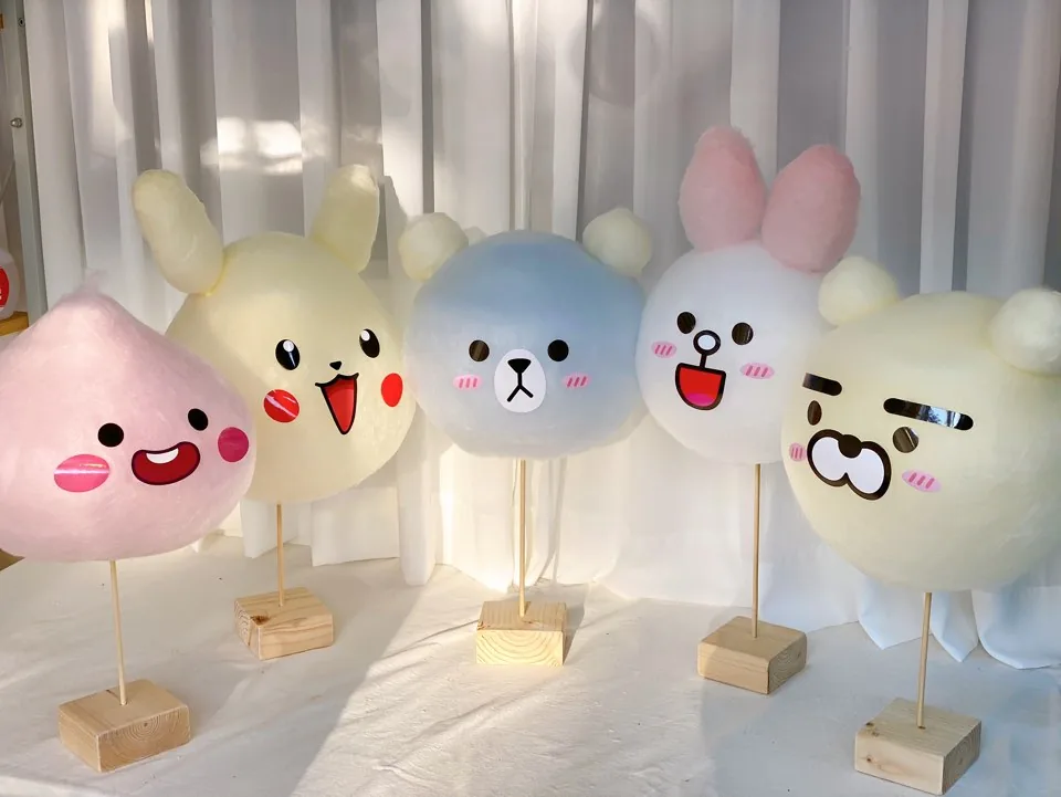 받침대에 나란히 세운 캐릭터 솜사탕 다섯 개